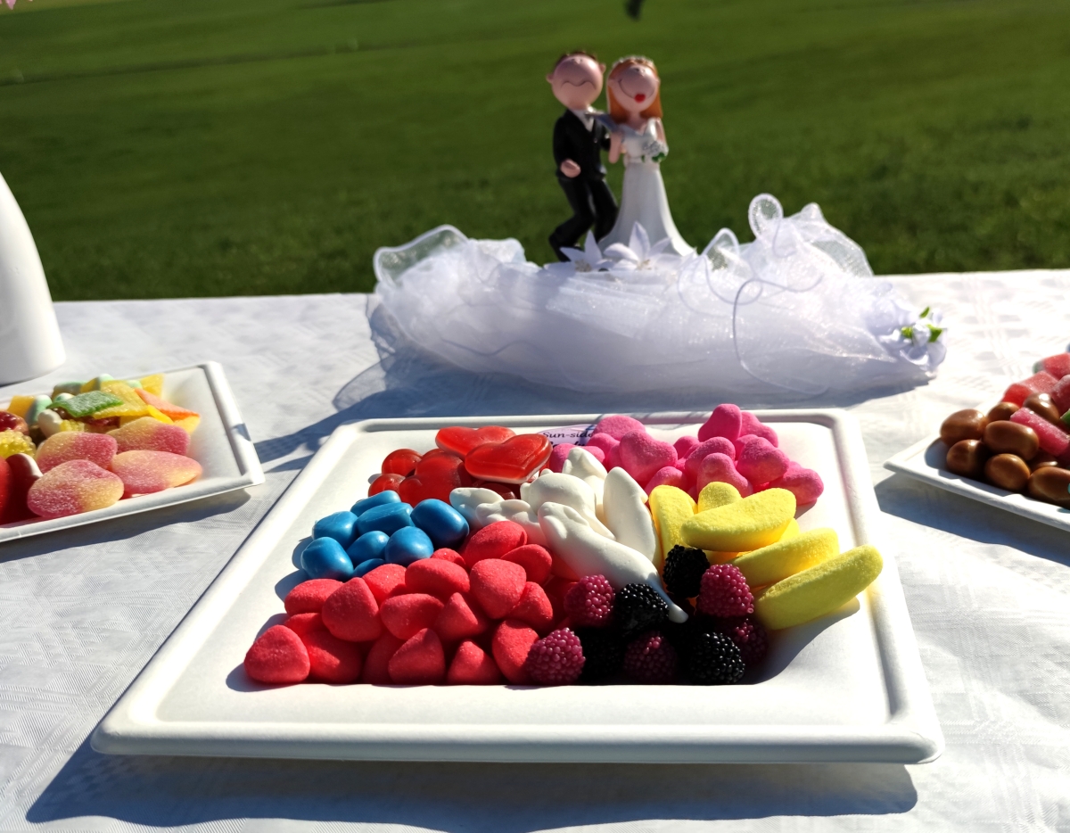 Süßigkeitenplatte für ihre Hochzeit als Candybar mit unseren beiden anderen Candyplatten. Süßigkeitenplatte für ihre Hochzeit als Candybar mit unseren beiden anderen Candyplatten.